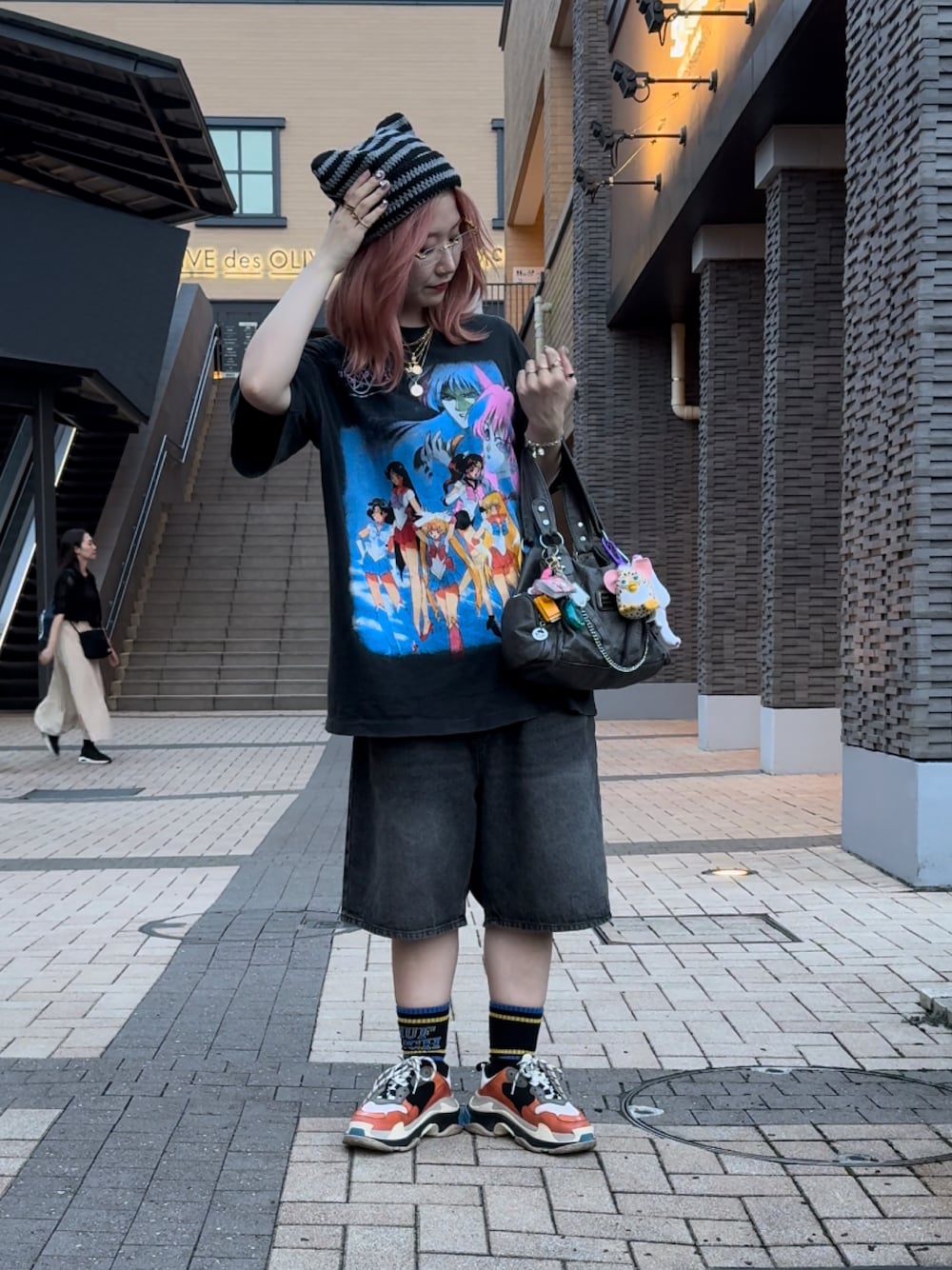 「古着、アニメT」｜「WEGOのWEGO/デニムバギーショーツ（デニムパンツ、ブラック系）」を使った、らぺさん（レディース・164cm）の秋コーディネートの1枚目の写真