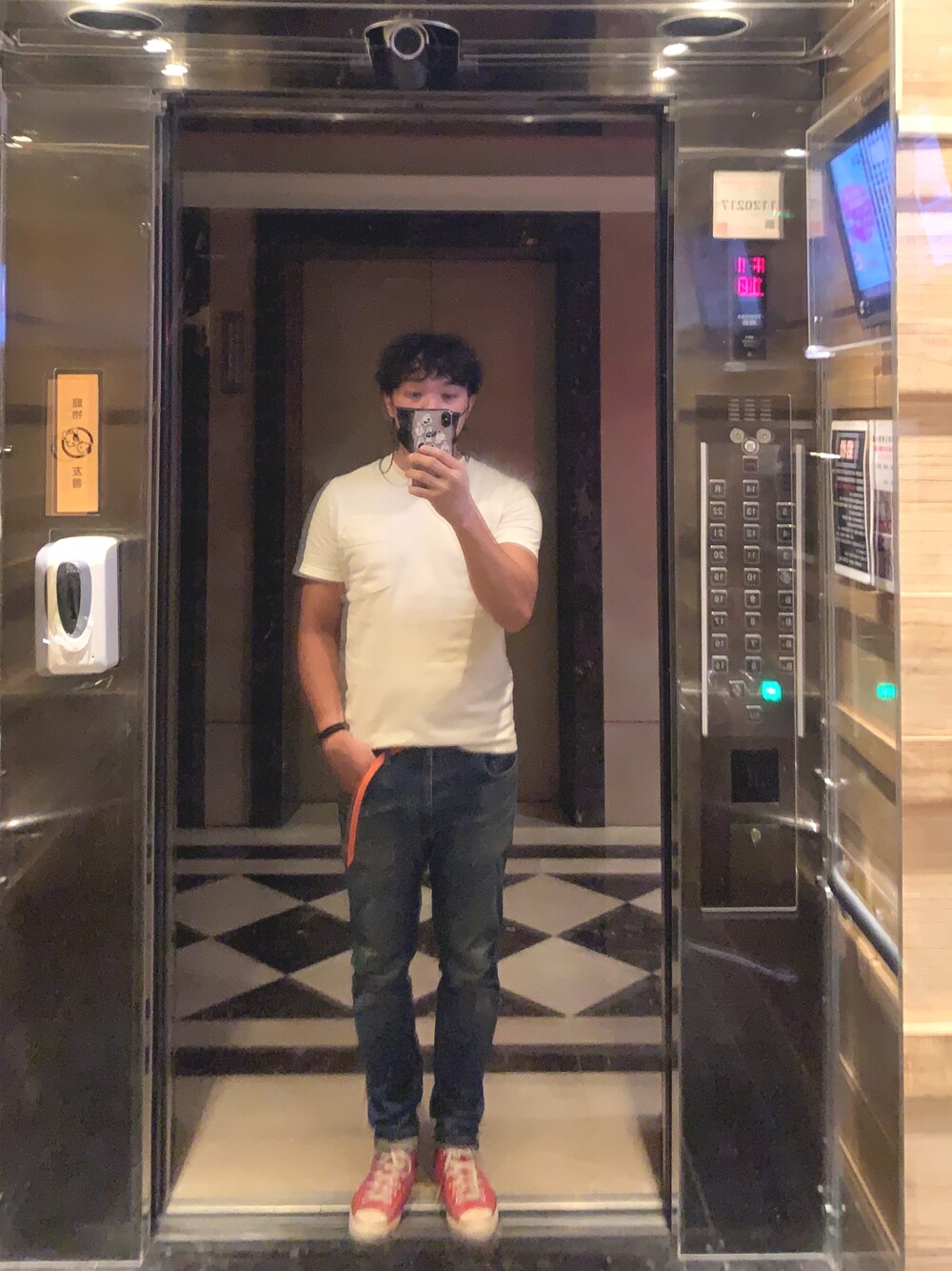 「Levi’s ENGINEERED JEANSのアイテム（デニムパンツ、ブルー系）」を使った、jimmichungさん（メンズ・179cm）の夏コーディネートの1枚目の写真