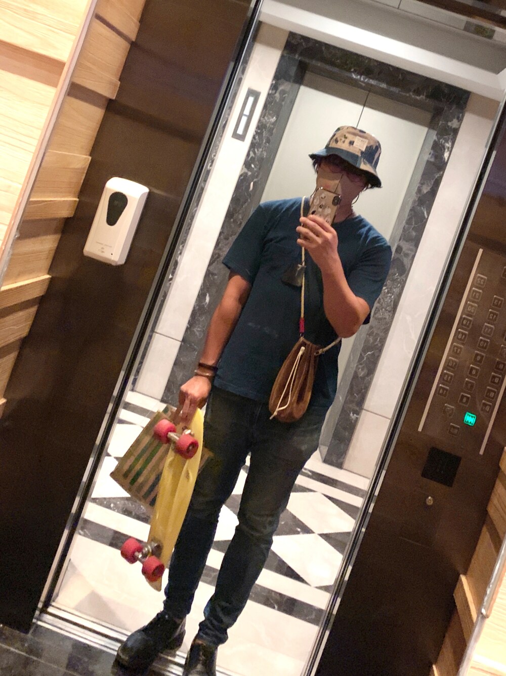 「Hender Schemeのアイテム（ボディバッグ/ウエストポーチ、ブラウン系）」を使った、jimmichungさん（メンズ・179cm）の秋コーディネートの1枚目の写真