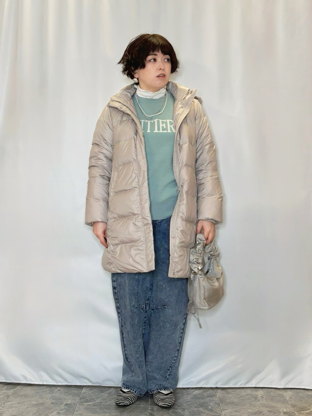 「オトナカジュアル、お出かけコーデ、ロゴニット、デニムパンツ、ダウンコート、春を感じたいコーデ」｜「SHOO・LA・RUEの【洗える/ちくちくしにくい/静電気軽減】スウェットライク ロゴニット（ニット/セーター、グリーン系）」を使った、たみさん（骨格ストレート・レディース・158cm）の冬コーディネートの1枚目の写真