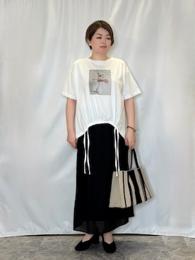 「SHOO・LA・RUE（シューラルー）の【ひんやり/体型カバー】プリントデザインが目を惹く 裾シャーリングTシャツ（Tシャツ/カットソー、ホワイト系）」を使った、たみさん（レディース・158cm）の秋コーディネート