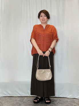 「SHOO・LA・RUE（シューラルー）の【洗濯機可】ナチュラルな風合いが魅力 シアードルマンブラウス（シャツ/ブラウス、オレンジ系）」を使った、たみさん（レディース・158cm）の夏コーディネート