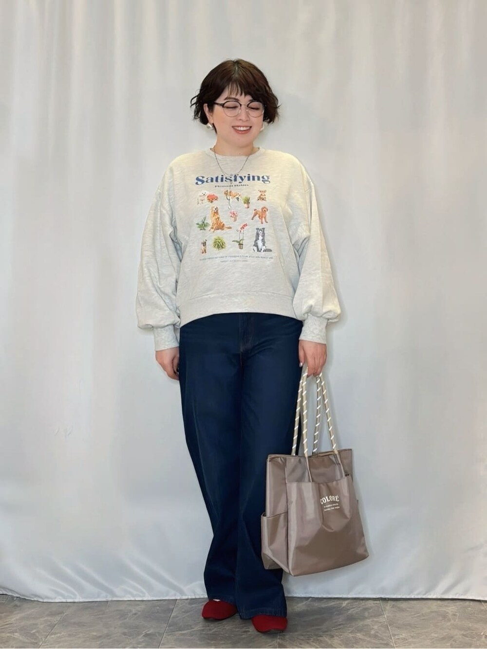 グレー系のスウェット、レッド系のパンプス、ベージュ系のトートバッグを着用したレディースの冬コーディネートの1枚目の写真
