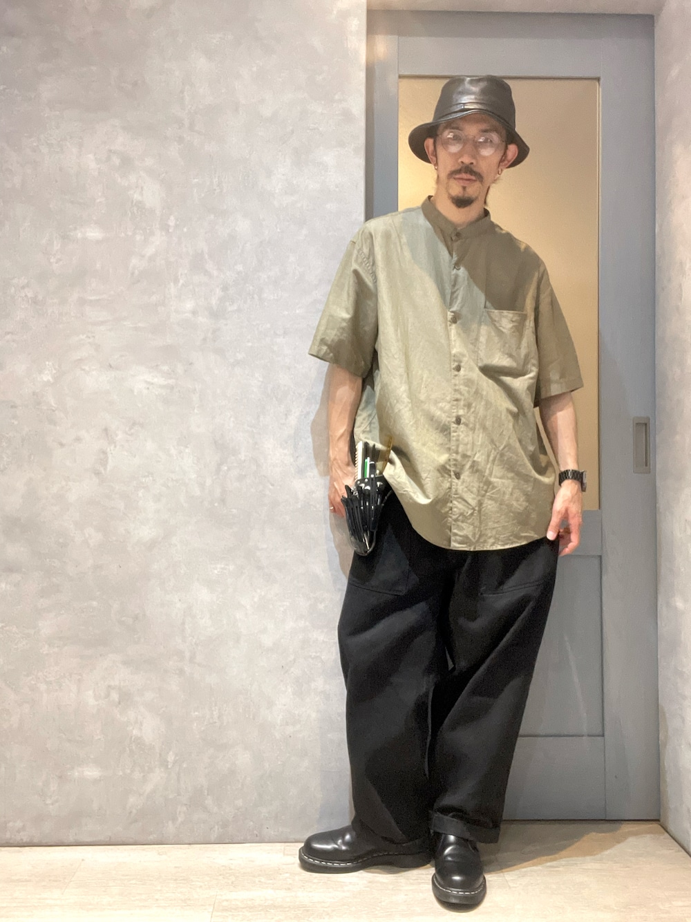 「オトナカジュアル、UNIQLO、スイス軍パンツ、ドクターマーチン、カジュアルコーデ、レザーハット、スタンドカラーシャツ」｜「Dr. Martensのアイテム（ブーツ、ブラック系）」を使った、umezaru715さん（メンズ・177cm）の夏コーディネートの1枚目の写真