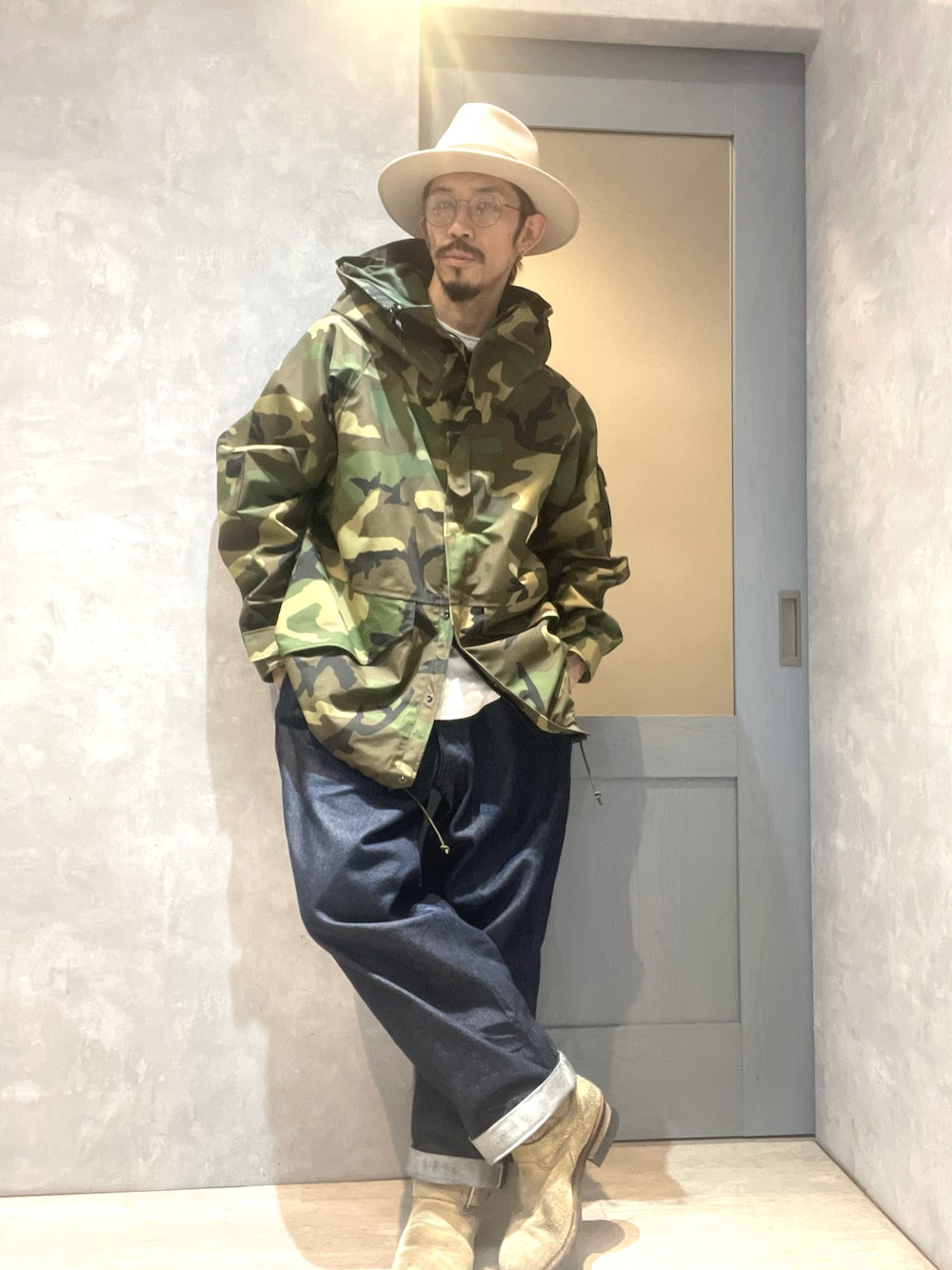 「きれいめカジュアル、雨の日コーデ、ハット、カシラ帽子、ootd、ALMW by WAIPER、デニムパンツ、迷彩ジャケット、ECWCS、エンジニアブーツ、RED WING」｜「CA4LAのアイテム（ハット、ベージュ系）」を使った、umezaru715さん（メンズ・177cm）の春コーディネートの1枚目の写真