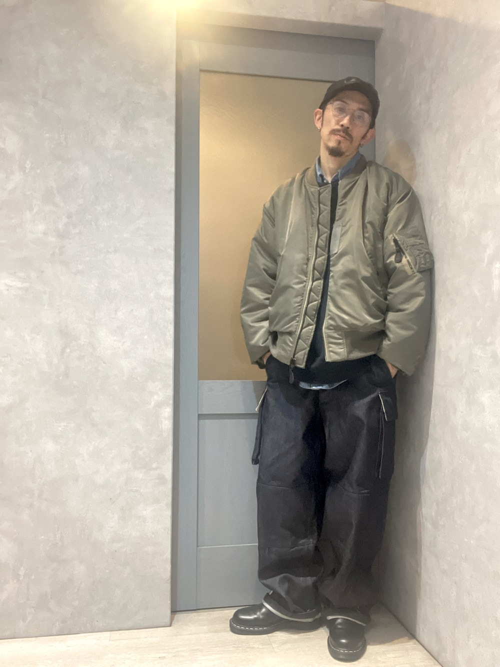「オトナカジュアル、きれいめカジュアル、カーゴパンツ、WAIPER、カジュアルコーデ、ミリタリーコーデ、ミリタリージャケット、ootd」｜「Dr. Martensのアイテム（ブーツ、ブラック系）」を使った、umezaru715さん（メンズ・177cm）の春コーディネートの1枚目の写真