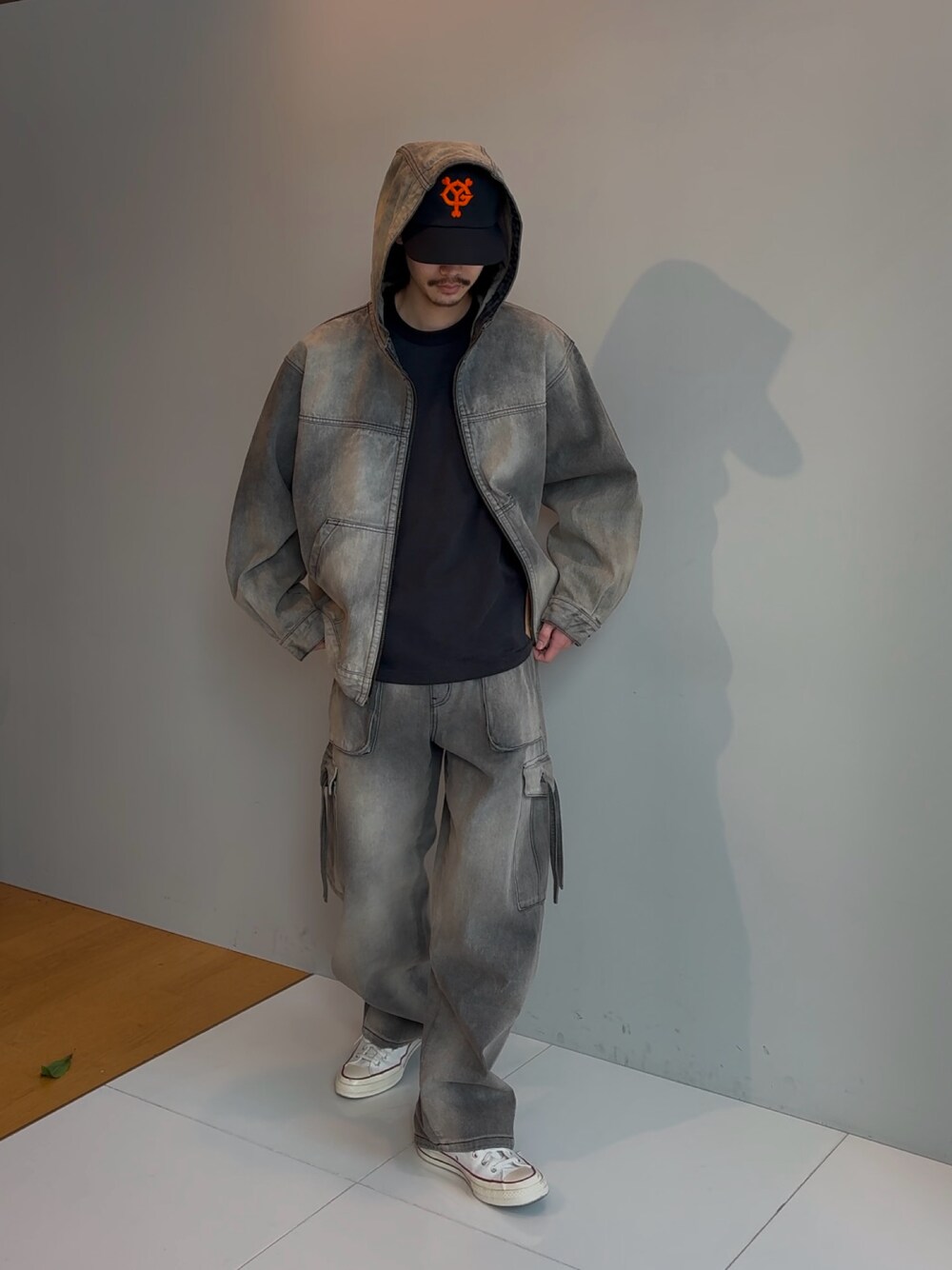 ブラック系のカーゴパンツ、ブラック系のブルゾンを着用したメンズの冬コーディネートの1枚目の写真