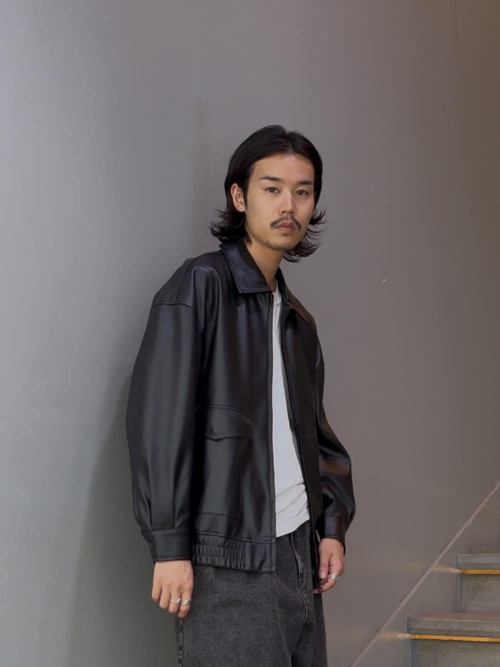 ブラック系のブルゾン、ブラック系のデニムパンツを着用したメンズの秋コーディネートの1枚目の写真