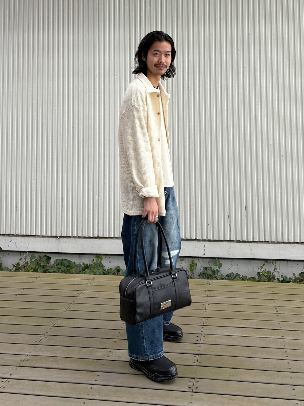 ホワイト系のシャツ/ブラウス、ブラック系のボストンバッグを着用したメンズの春コーディネートの1枚目の写真