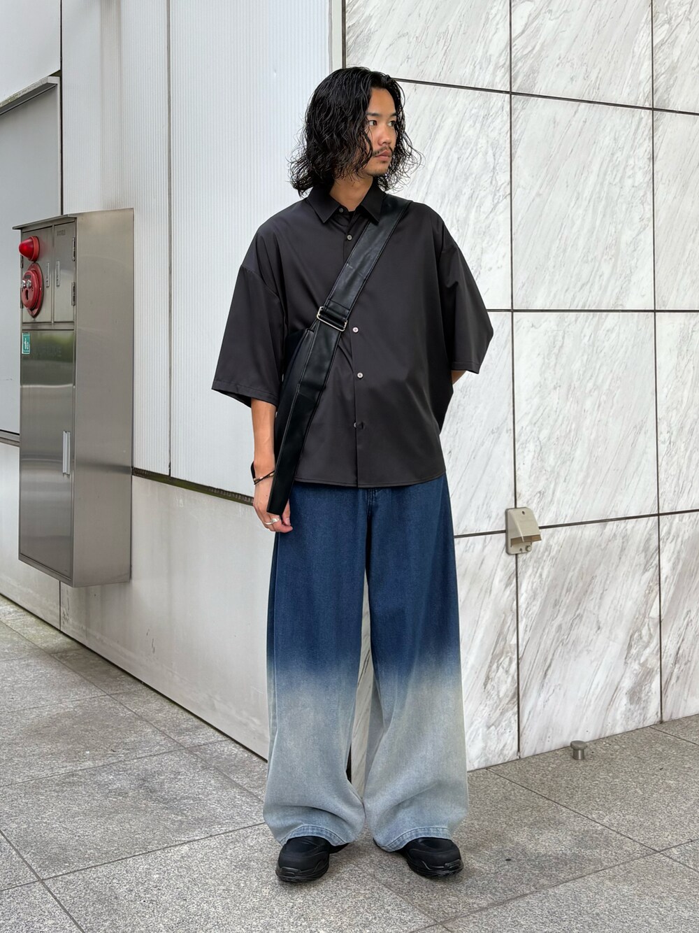 ブラック系のショルダーバッグ、ブラック系のシャツ/ブラウス、ブルー系のデニムパンツを着用したメンズの夏コーディネートの1枚目の写真