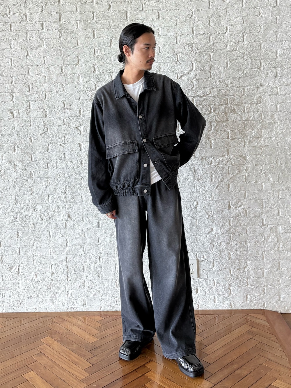 グレー系のセットアップを着用したメンズの夏コーディネートの1枚目の写真