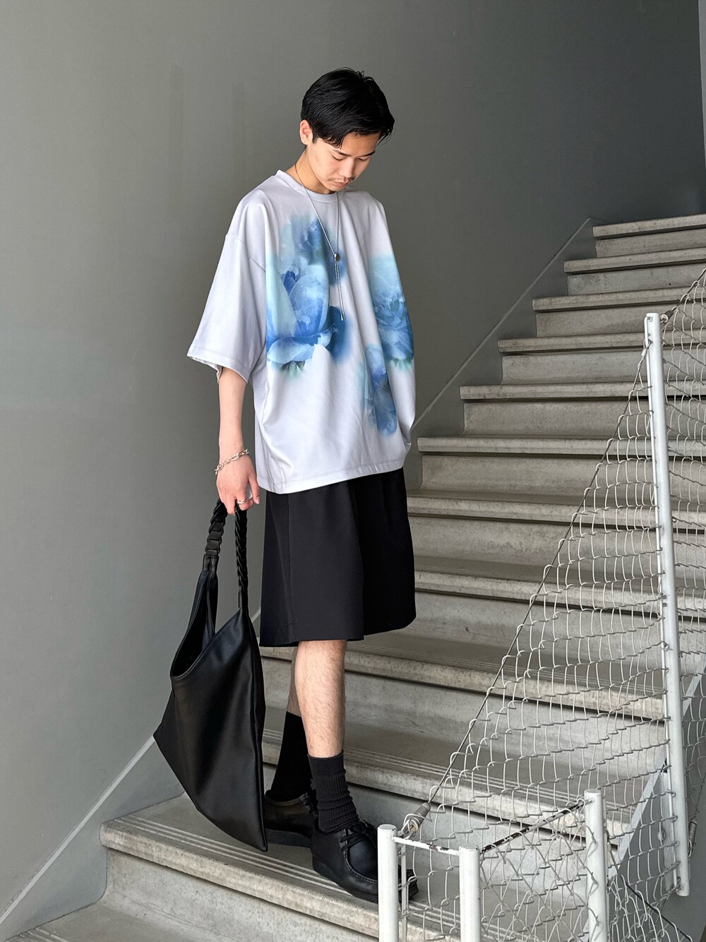 グレー系のTシャツ/カットソー、ブラック系のその他パンツ、ブラック系のトートバッグを着用したメンズの夏コーディネートの1枚目の写真