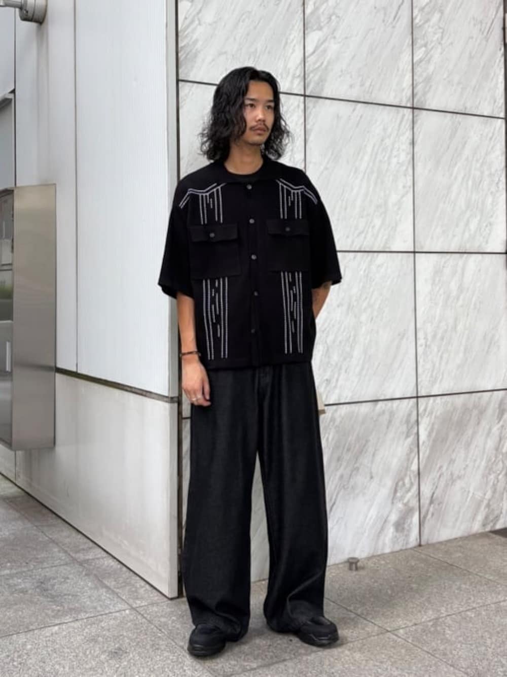 ブラック系のカーディガン/ボレロを着用したメンズの夏コーディネートの1枚目の写真