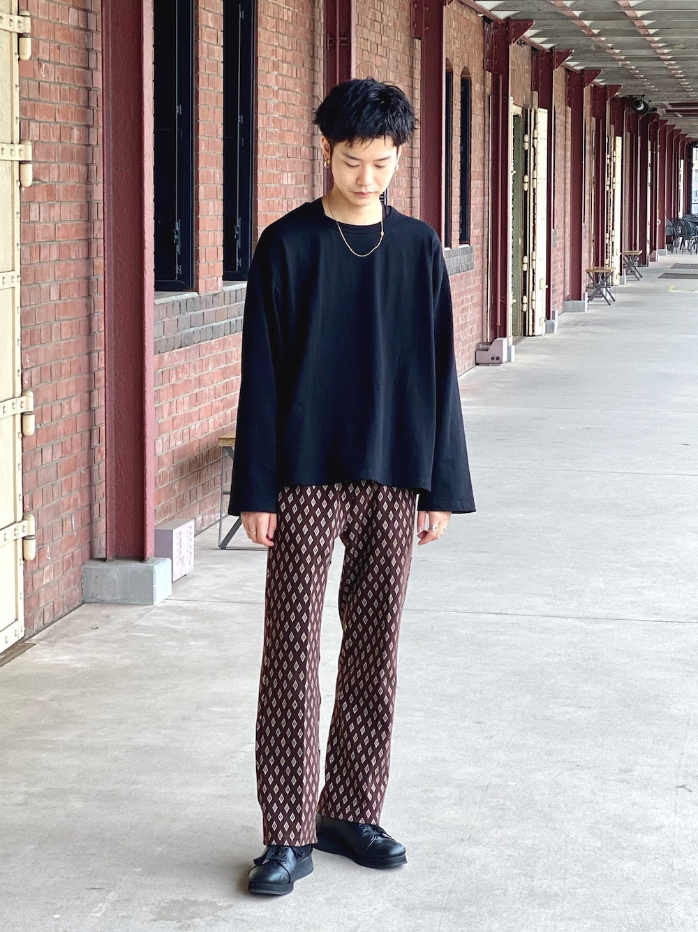 ブラック系のTシャツ/カットソー、ベージュ系のその他パンツを着用したメンズの秋コーディネートの1枚目の写真