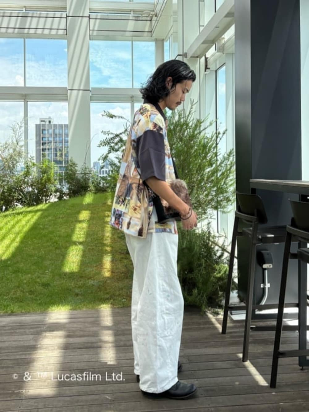 ブルー系のシャツ/ブラウスを着用したメンズの夏コーディネートの1枚目の写真