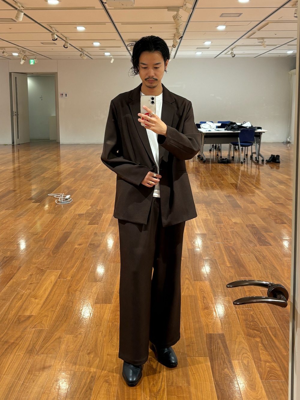 ブラック系のセットアップを着用したメンズの秋コーディネートの1枚目の写真