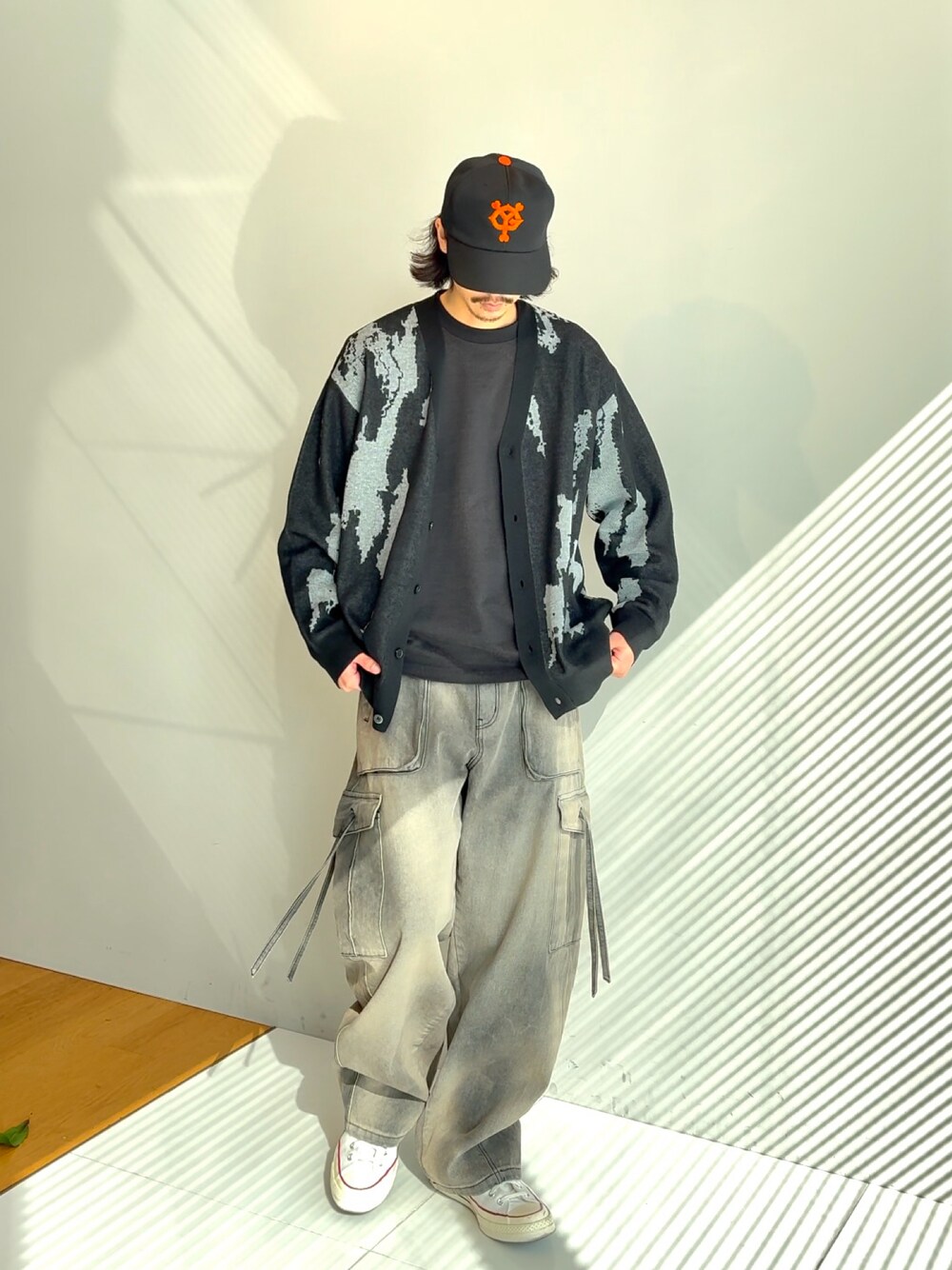 ブラック系のカーゴパンツ、ブラック系のカーディガン/ボレロを着用したメンズの冬コーディネートの1枚目の写真