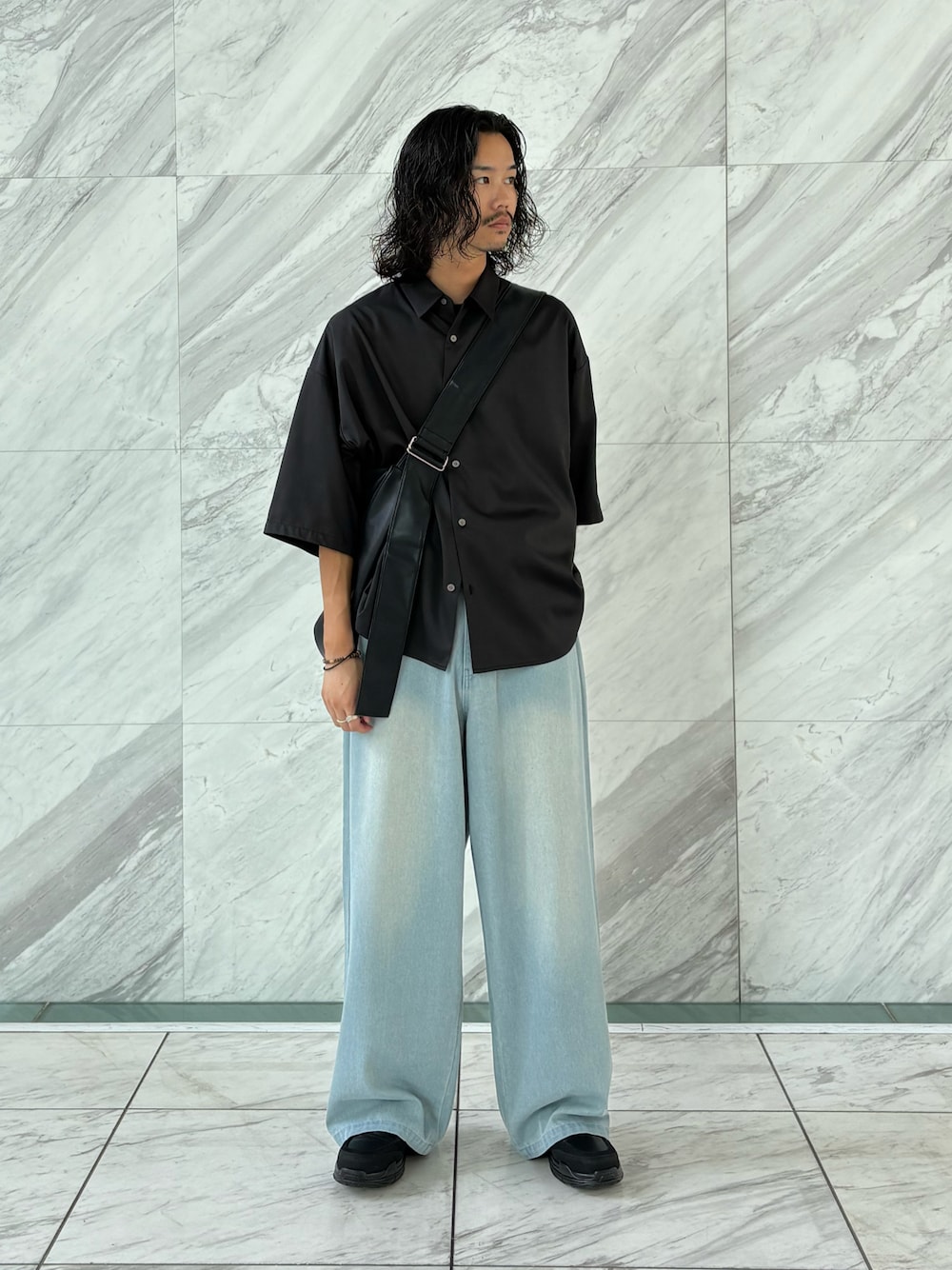 ブラック系のショルダーバッグ、ブラック系のシャツ/ブラウス、ブルー系のデニムパンツを着用したメンズの夏コーディネートの1枚目の写真