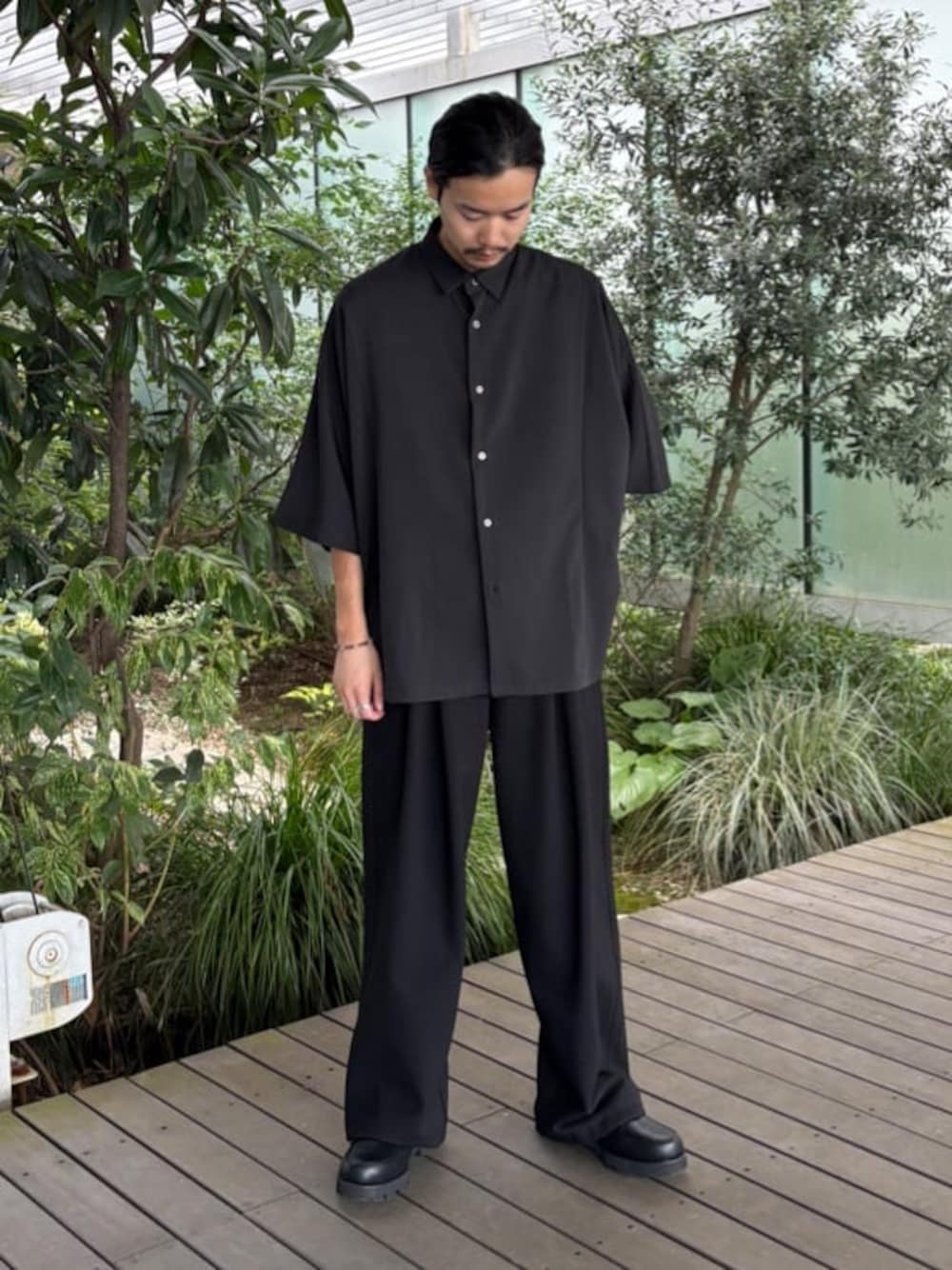 ブラック系のドレスシューズを着用したメンズの夏コーディネートの1枚目の写真