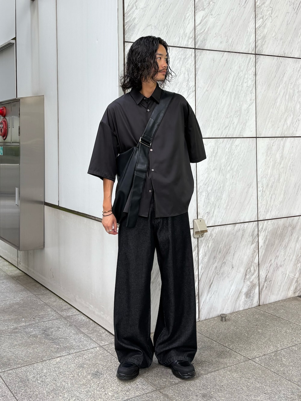 ブラック系のショルダーバッグ、ブラック系のシャツ/ブラウス、ブラック系のデニムパンツを着用したメンズの夏コーディネートの1枚目の写真