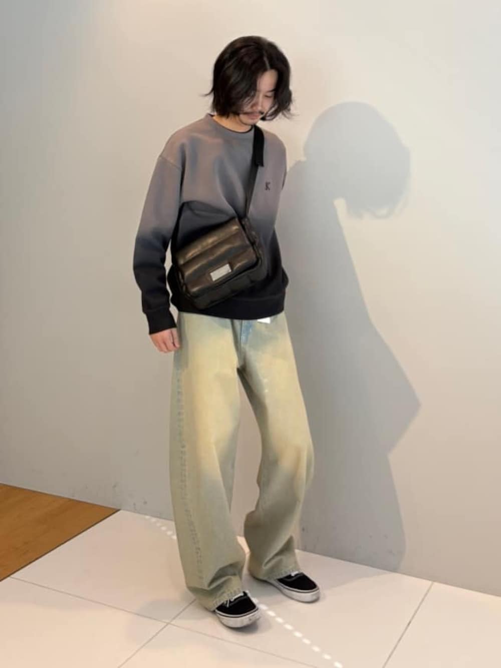 ブルー系のデニムパンツ、グレー系のTシャツ/カットソーを着用したメンズの冬コーディネートの1枚目の写真