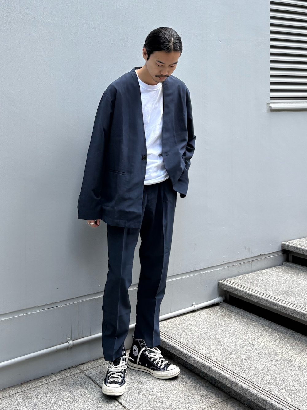 ブルー系のセットアップを着用したメンズの夏コーディネートの1枚目の写真