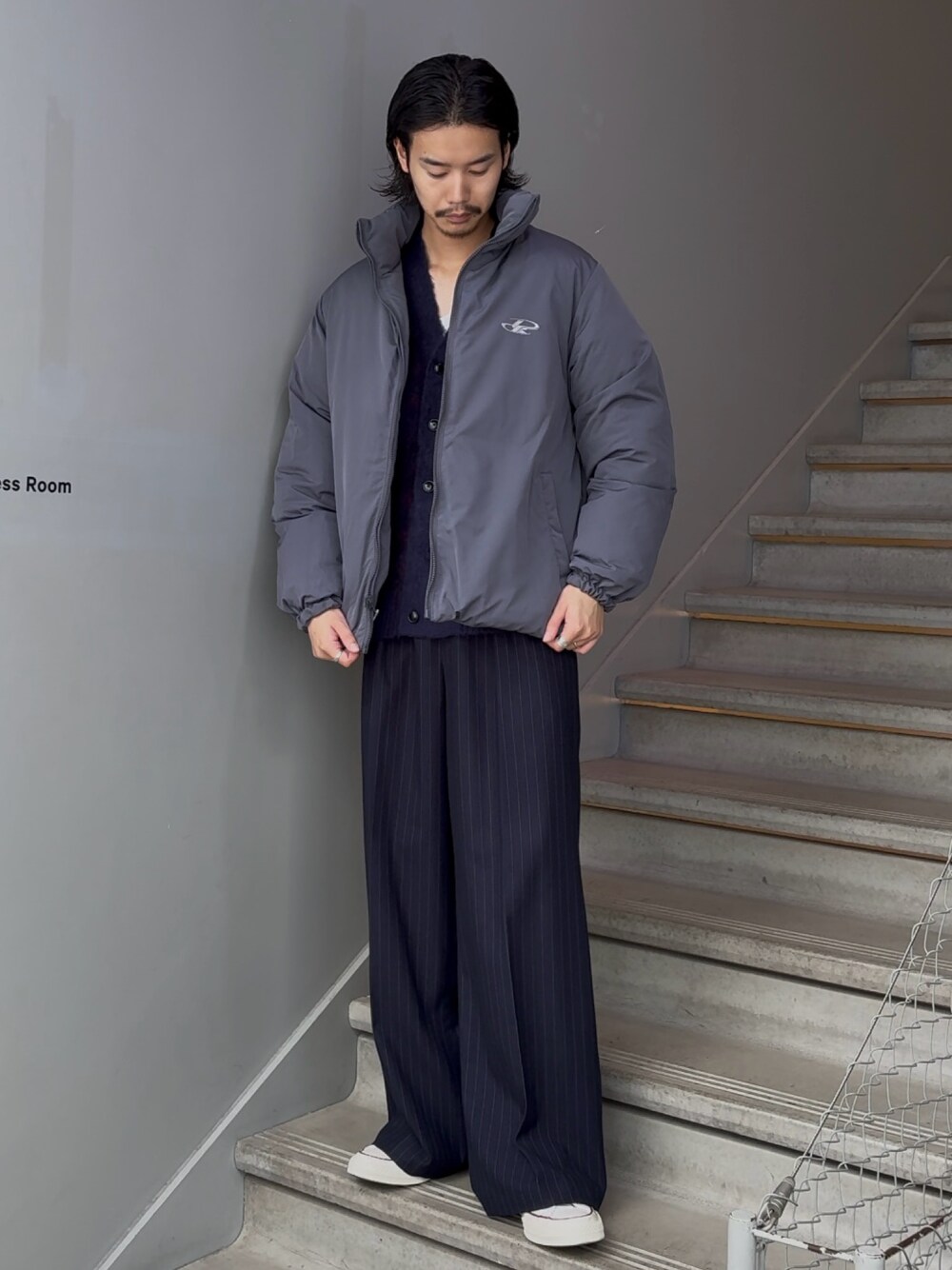 ブラック系のダウンジャケット/コート、ブルー系のその他パンツを着用したメンズの秋コーディネートの1枚目の写真