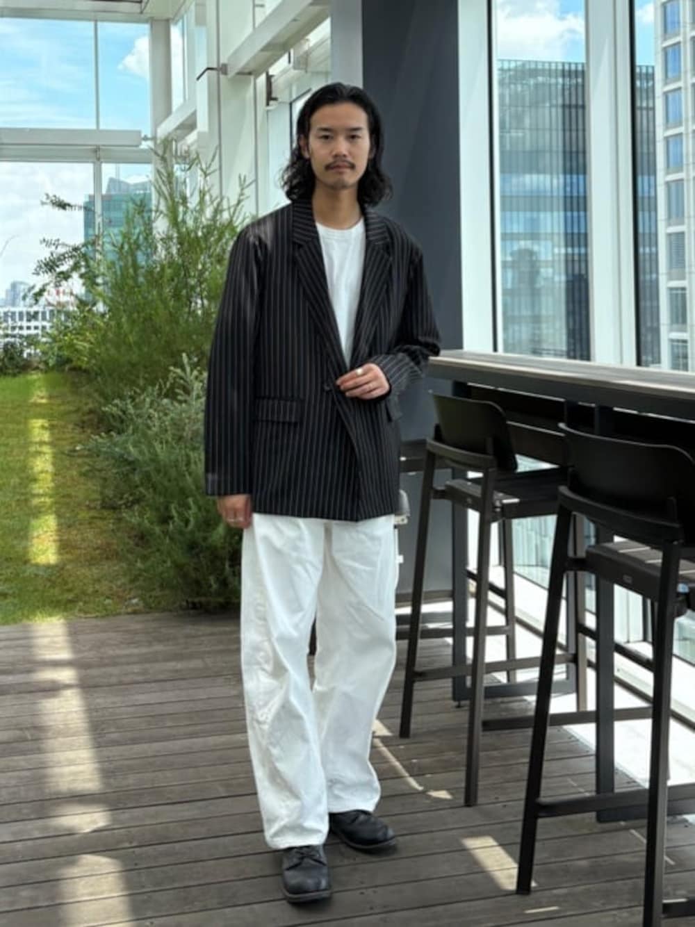 ホワイト系のその他パンツ、ブラック系のテーラードジャケットを着用したメンズの夏コーディネートの1枚目の写真