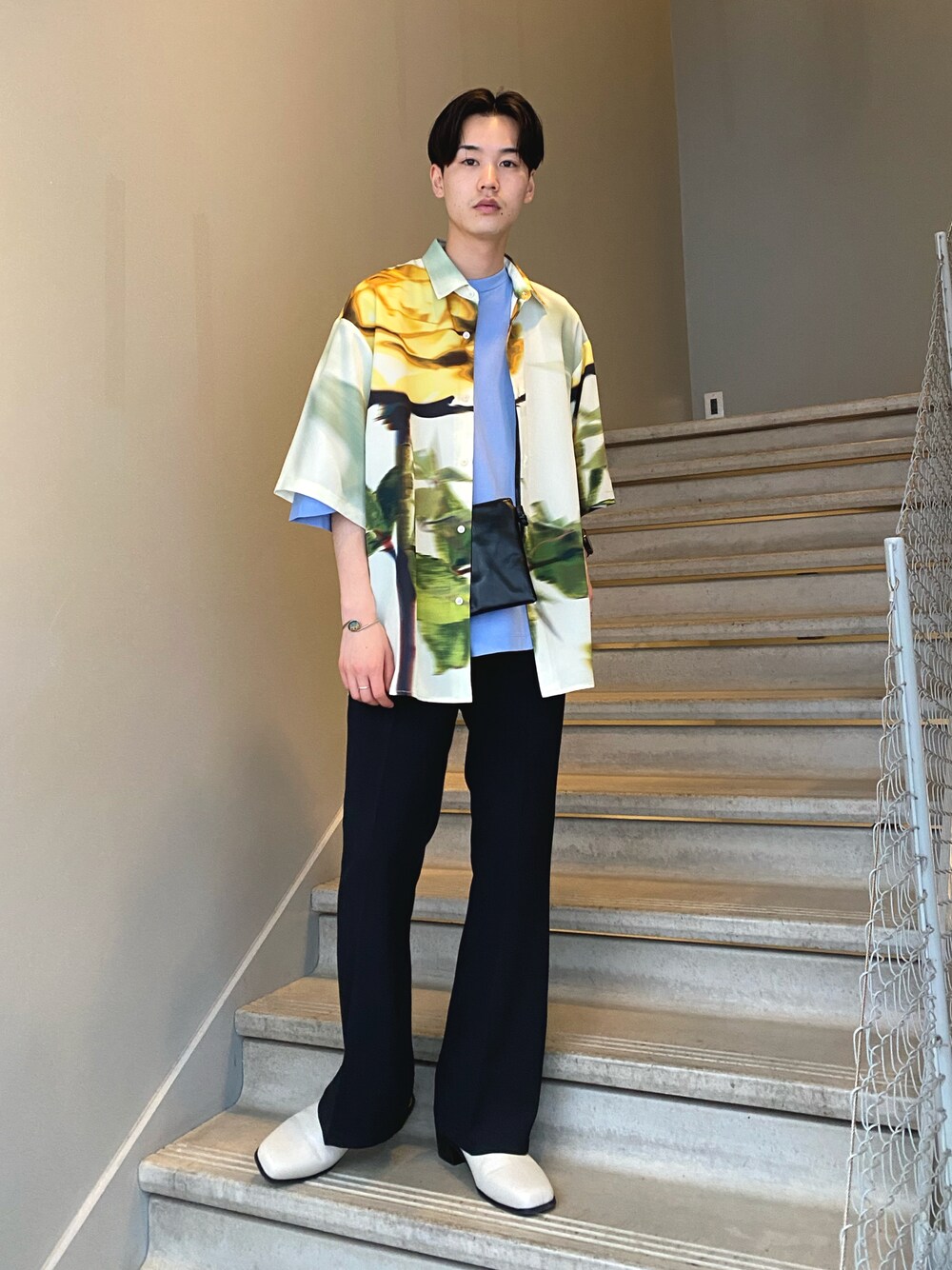 ホワイト系のシャツ/ブラウス、ブラック系のその他パンツ、ベージュ系のサンダルを着用したメンズの春コーディネートの1枚目の写真