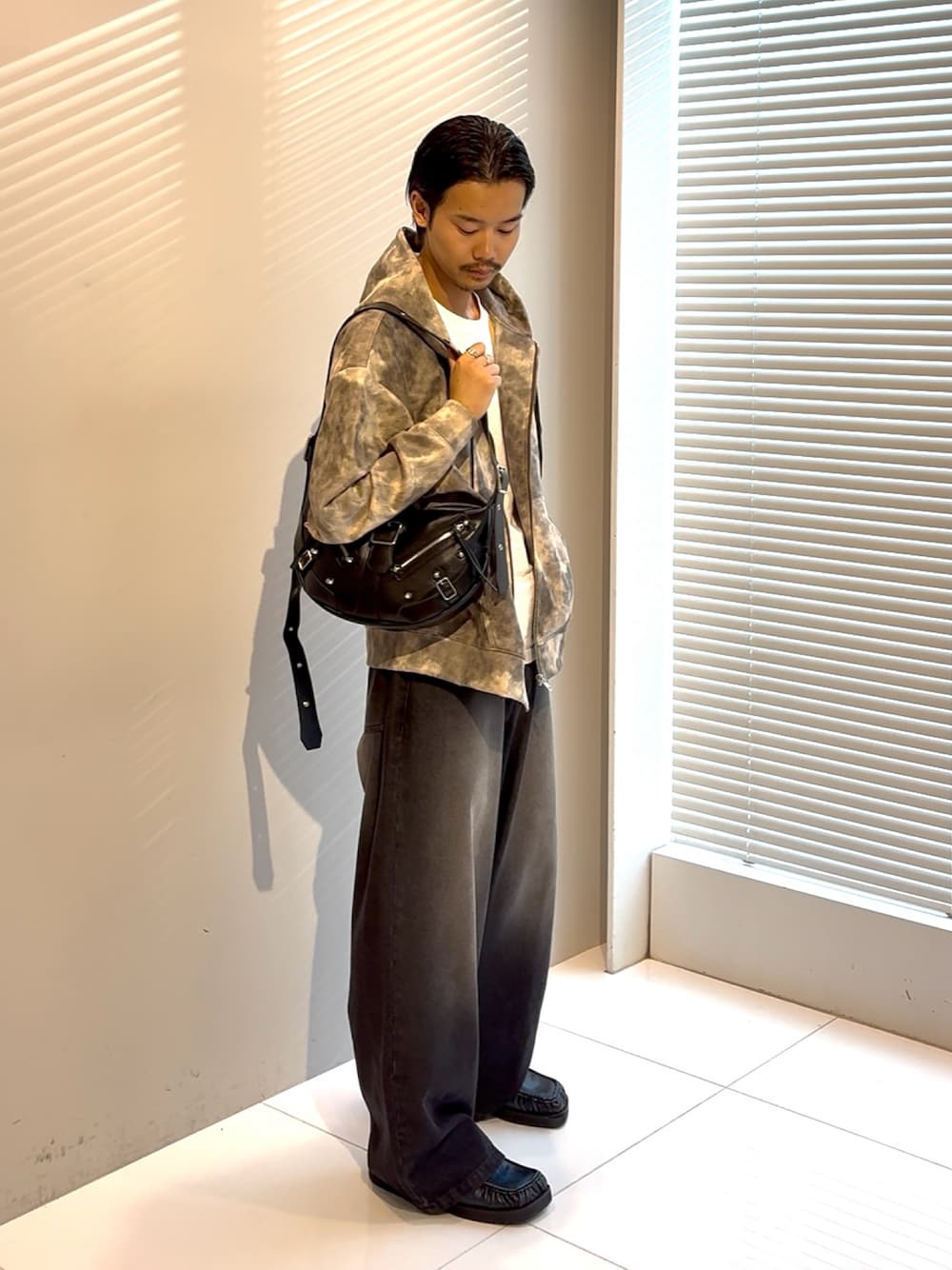 ブラウン系のパーカー、ブラック系のデニムパンツ、ブラック系のショルダーバッグを着用したメンズの夏コーディネートの1枚目の写真