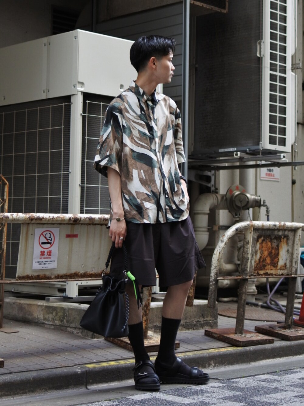 ブラウン系のシャツ/ブラウス、ブラック系のサンダル、ブラック系のショルダーバッグを着用したメンズの春コーディネートの1枚目の写真