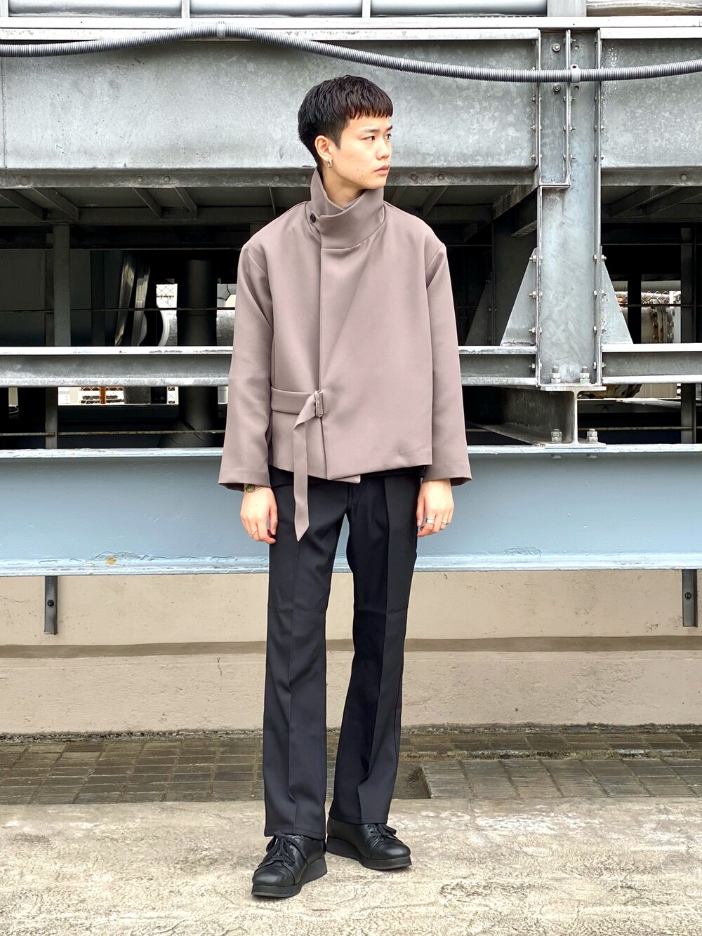 ブラウン系のブルゾン、ブラック系のその他パンツを着用したメンズの秋コーディネートの1枚目の写真