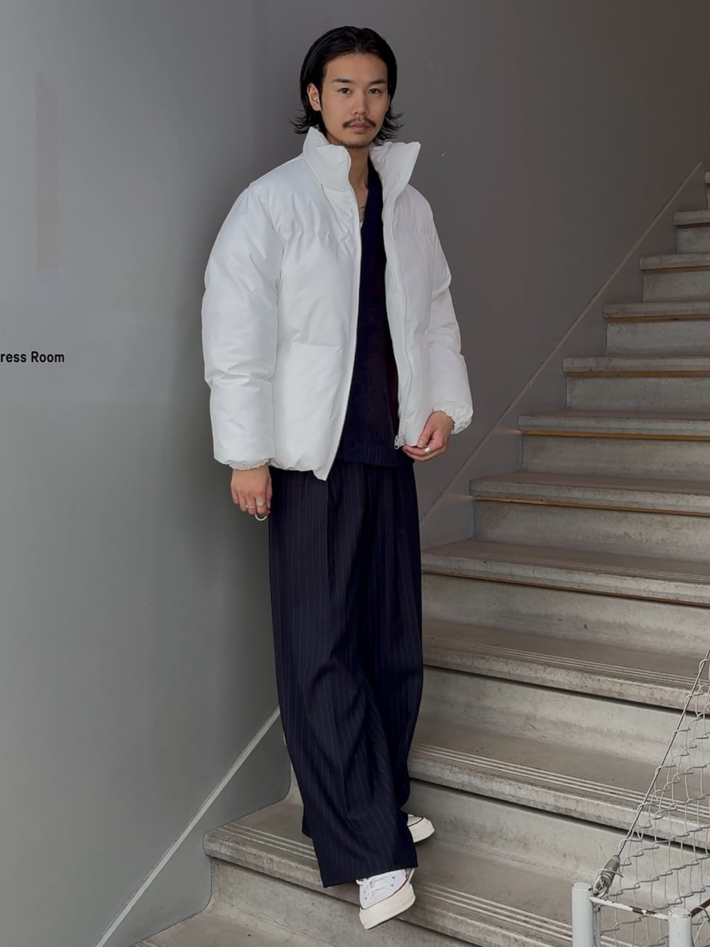 ブラック系のダウンジャケット/コート、ブルー系のその他パンツを着用したメンズの秋コーディネートの1枚目の写真