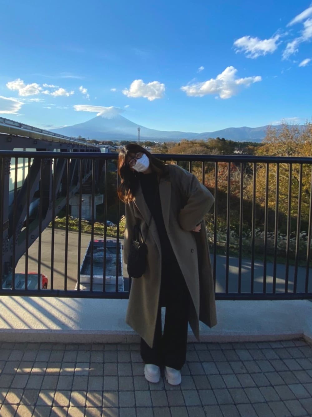 「オトナ女子、シンプル、大人カジュアル、モノトーンコーデ、パンツスタイル、冬コーデ、コート、めがね、着回しコーデ」｜「H&Mのアイテム（スラックス、ブラック系）」を使った、ぴょさん（レディース・162cm）の秋コーディネートの1枚目の写真