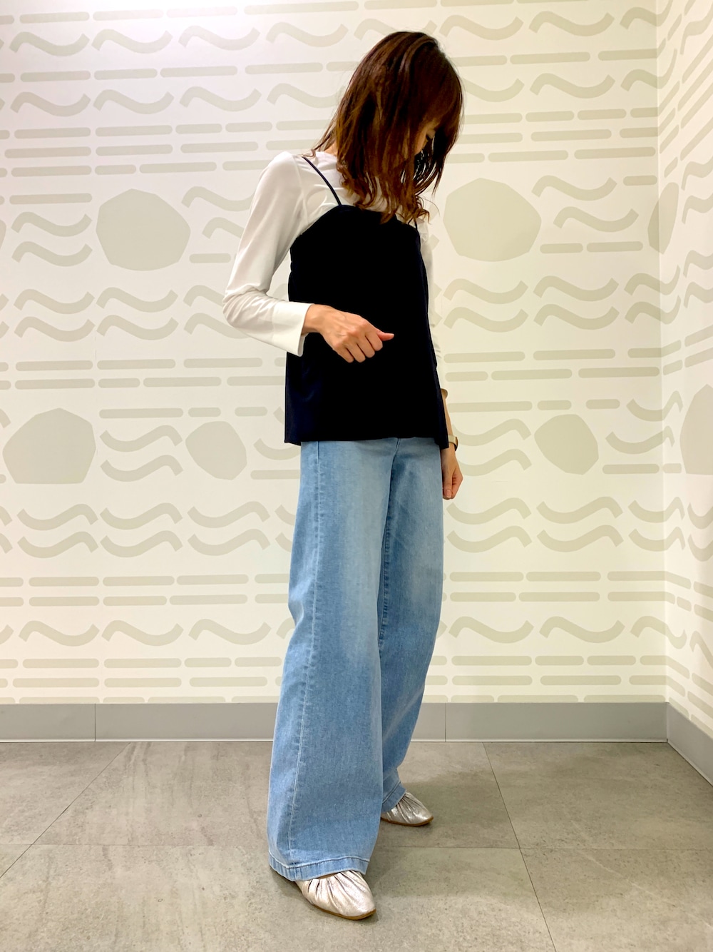 シルバー系のパンプスを着用したレディースの春コーディネートの1枚目の写真