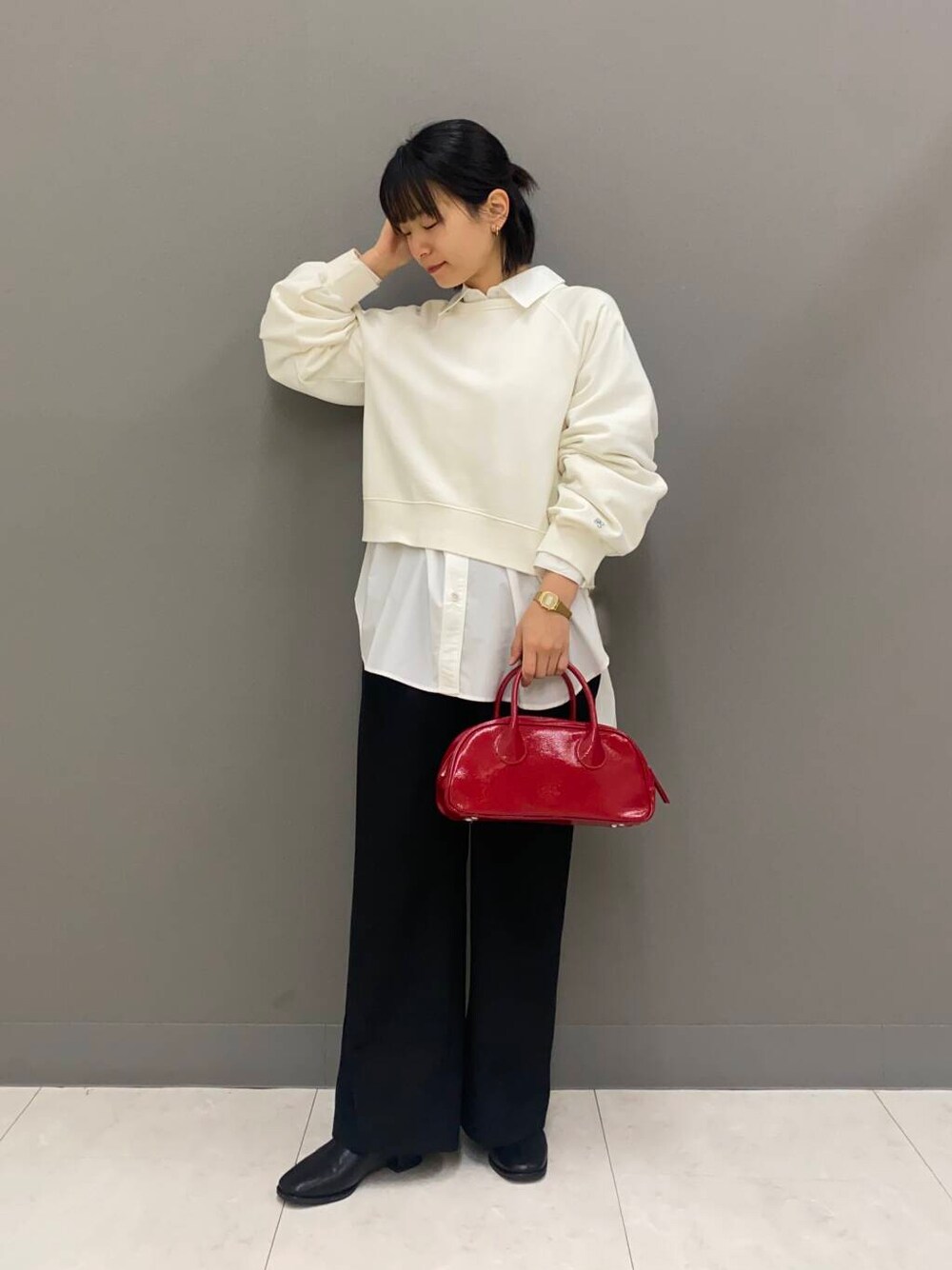 ホワイト系のシャツ/ブラウス、ブラック系のその他パンツ、ブラック系のブーツを着用したレディースの冬コーディネートの1枚目の写真