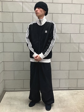 adidasのパンツを使った「パラシュートパンツ」の人気