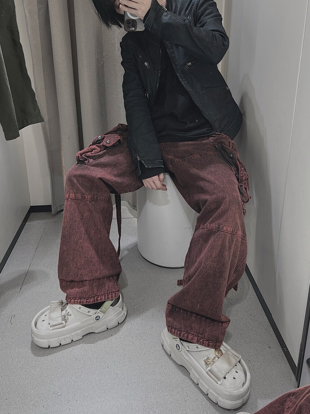 「JULIUS、crocs、Vivienne Westwood」｜「crocsのアイテム（サンダル、ホワイト系）」を使った、r2peterさん（メンズ・165cm）の冬コーディネートの1枚目の写真
