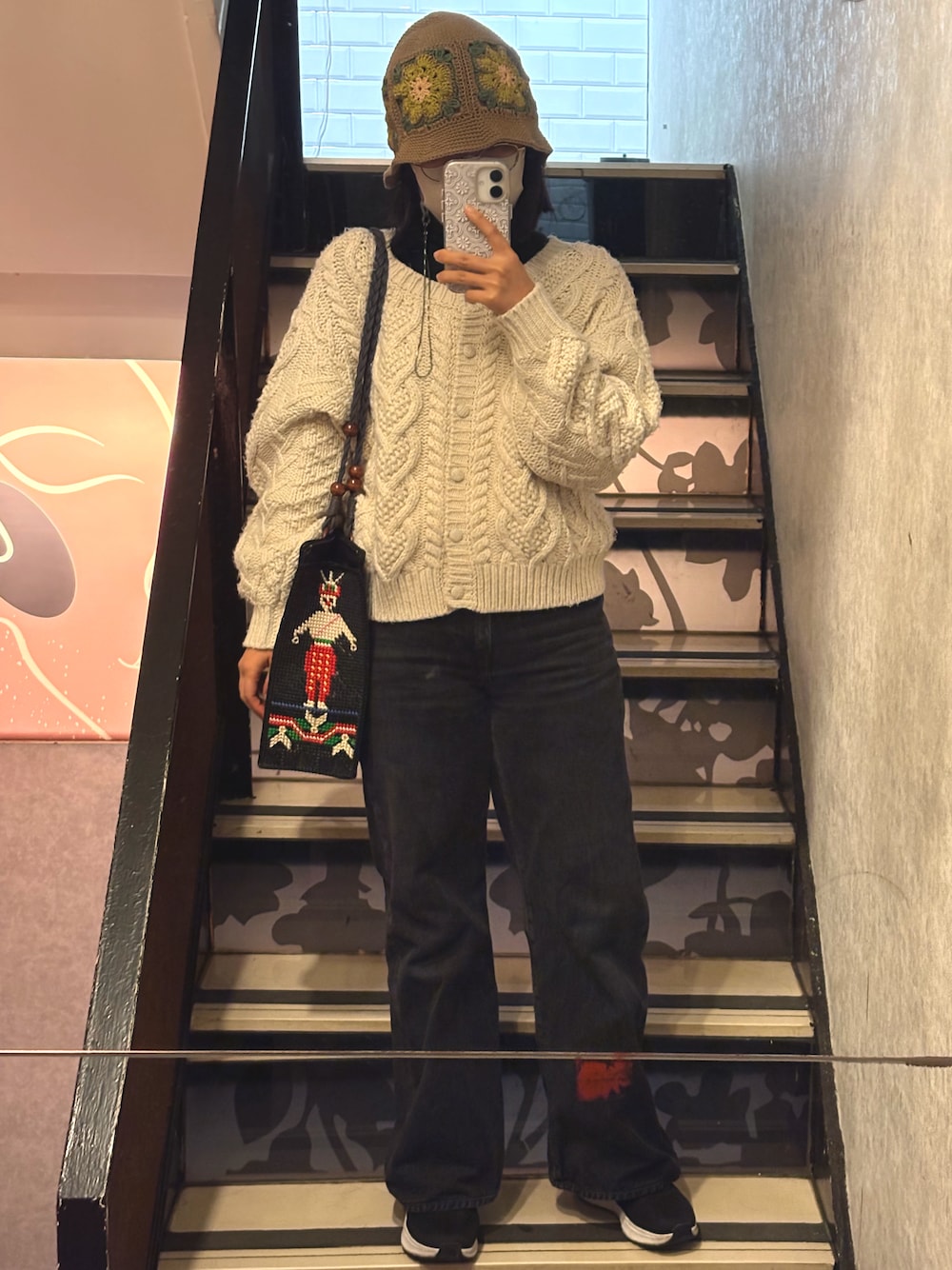 「Levi'sのLevi's/リーバイス RIBCAGE WIDE LEG（デニムパンツ、ブラック系）」を使った、ろんさん（レディース・152cm）の冬コーディネートの1枚目の写真