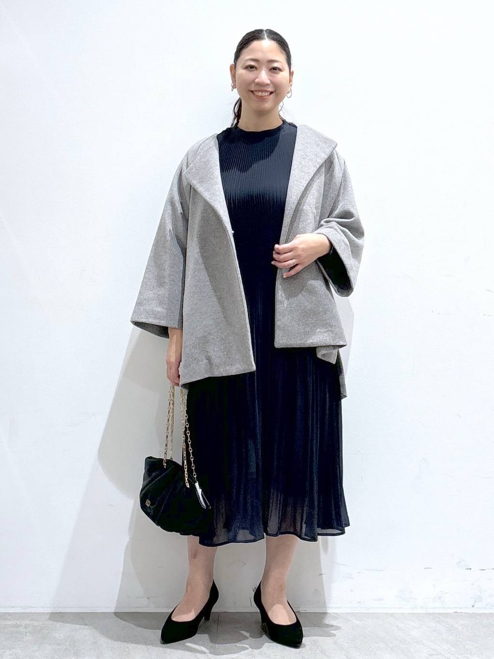 「着痩せ・細見え、きれいめ、ハンドバッグ、体型カバー、ベーシック/シンプル、ママコーデ、楽ちんコーデ、秋コーデ、骨格ナチュラル、カジュアル、Elura、着痩せ、アウター、コート、ワンピース」｜「Eluraのスペリオルウールポンチョ/133705（ポンチョ、グレー系）」を使った、はつなさん（レディース・158cm）の冬コーディネートの1枚目の写真