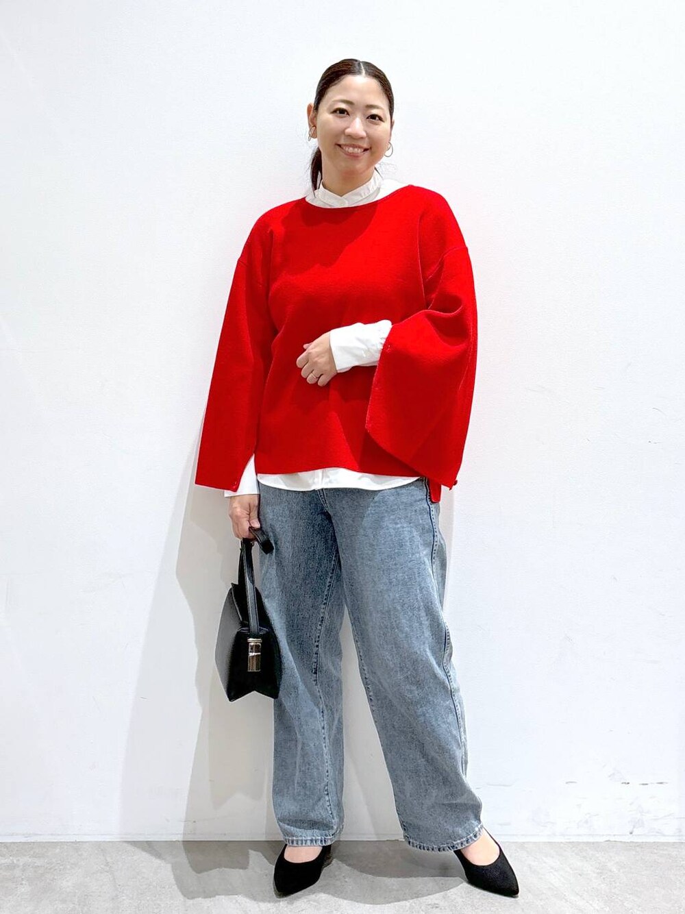 ブルー系のデニムパンツ、ホワイト系のシャツ/ブラウスを着用したレディースの冬コーディネートの1枚目の写真