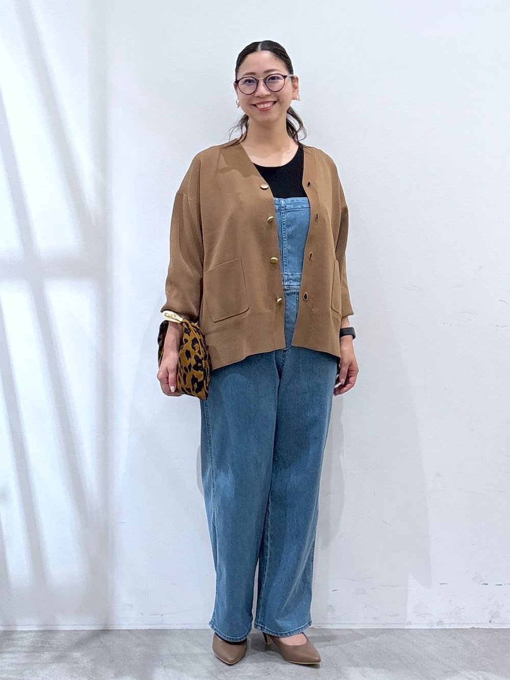 「着痩せ・細見え、体型カバー、ベーシック/シンプル、ママコーデ、楽ちんコーデ、夏コーデ、骨格ナチュラル、きれいめ、カジュアル、Elura、カーディガン」｜「Eluraの【Sapofeet（サポフィート）】ヒールパンプス／250691（パンプス、ブラウン系）」を使った、はつなさん（レディース・158cm）の夏コーディネートの1枚目の写真