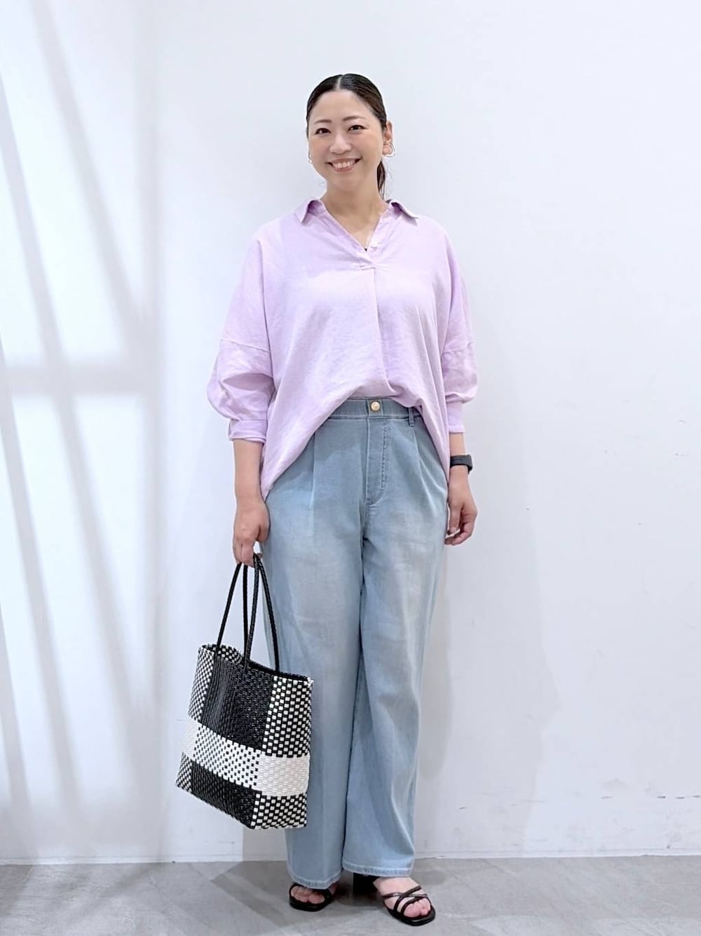 ブラック系のサンダル、ピンク系のシャツ/ブラウス、ホワイト系のかごバッグを着用したレディースの夏コーディネートの1枚目の写真