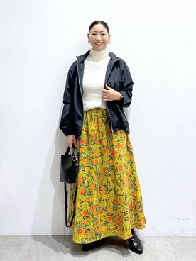 「着痩せ」｜「アイテム（マウンテンパーカー）」を使った、はつなさん（レディース・158cm）の秋コーディネート