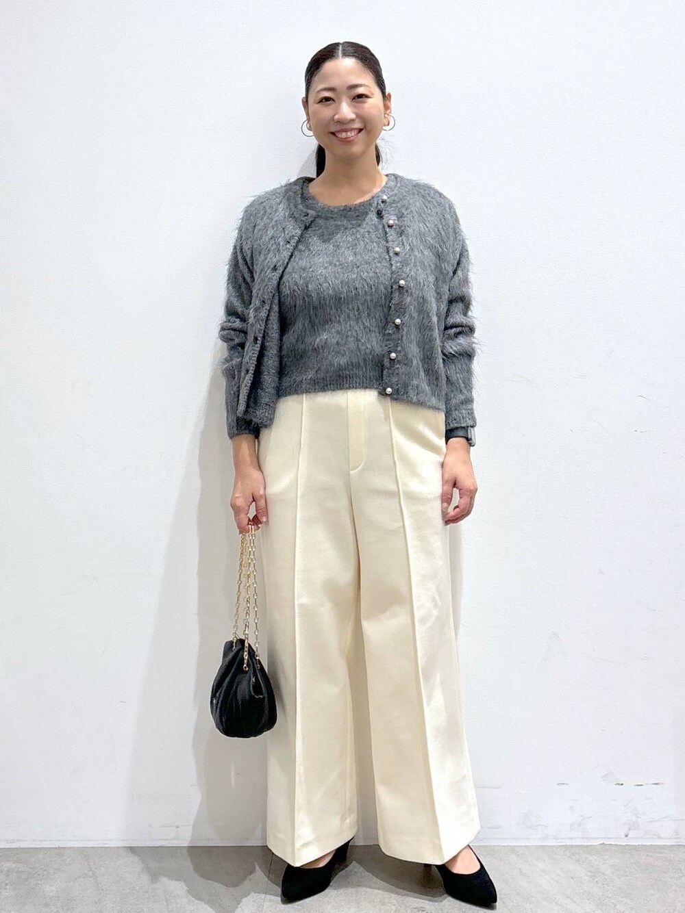 ホワイト系のその他パンツ、ホワイト系のその他パンツ、グレー系のカーディガン/ボレロを着用したレディースの冬コーディネートの1枚目の写真