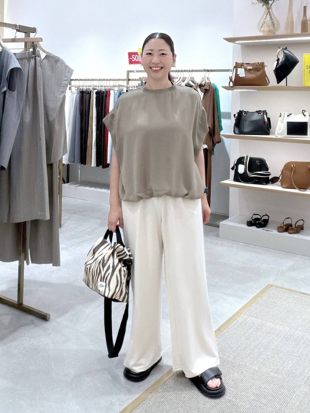 ホワイト系のその他パンツ、グリーン系のTシャツ/カットソー、ホワイト系のトートバッグを着用したレディースの夏コーディネートの1枚目の写真
