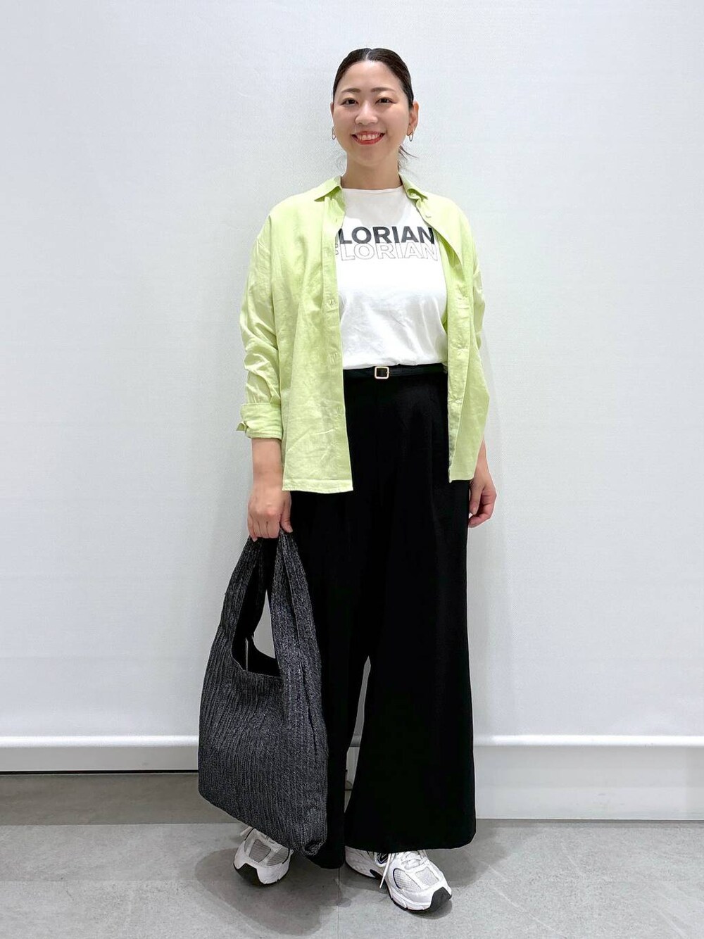 イエロー系のシャツ/ブラウス、ホワイト系のTシャツ/カットソー、ブラック系のその他パンツを着用したレディースの春コーディネートの1枚目の写真