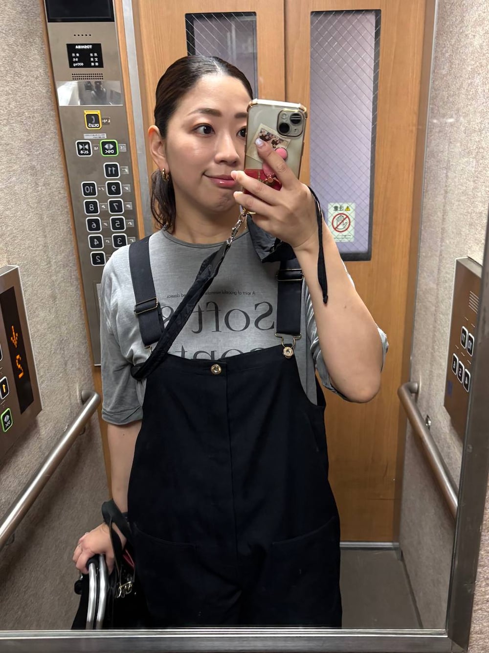 「着痩せ・細見え、体型カバー、ベーシック/シンプル、ママコーデ、楽ちんコーデ、春コーデ、骨格ナチュラル、きれいめ、カジュアル、Elura、着痩せ、サロペット、Tシャツ、サンダル」｜「EluraのピグメントロゴTシャツ/139362（Tシャツ/カットソー、グレー系）」を使った、はつなさん（レディース・158cm）の春コーディネートの1枚目の写真