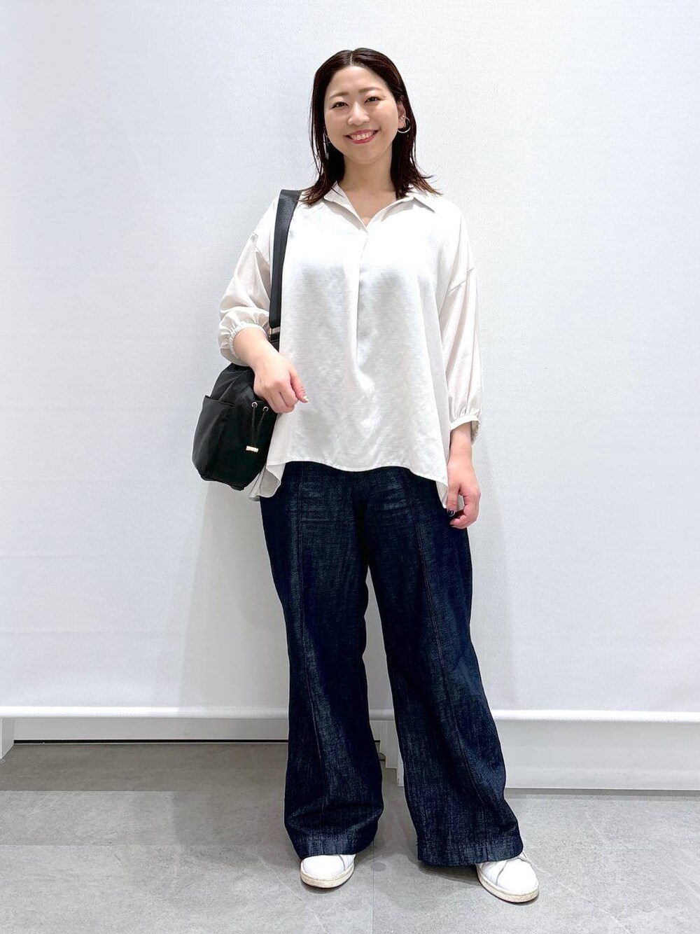 ブルー系のデニムパンツ、ホワイト系のTシャツ/カットソー、ブラック系のボディバッグ/ウエストポーチを着用したレディースの春コーディネートの1枚目の写真