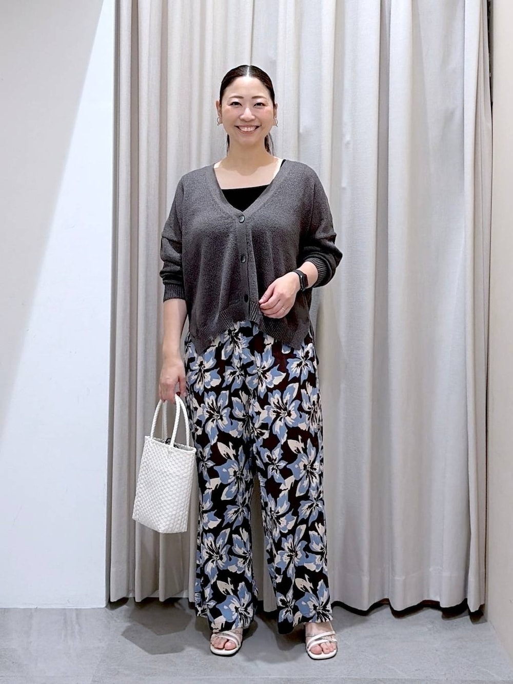 グレー系のカーディガン/ボレロ、ブルー系のその他パンツ、ホワイト系のサンダルを着用したレディースの夏コーディネートの1枚目の写真
